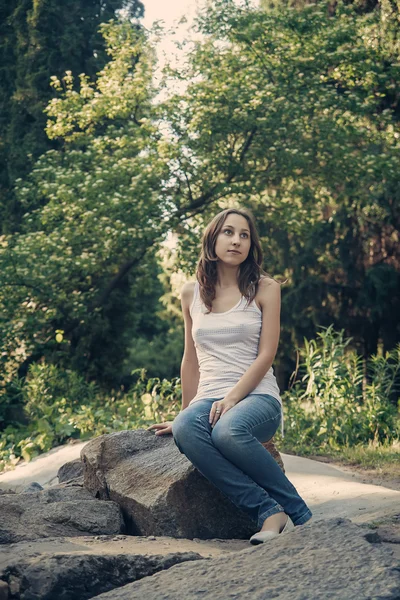 Ragazza in giardino — Foto Stock