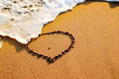 Kum üzerinde kalp şekli