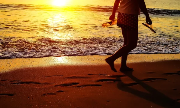 Les gens sur la plage profitent du lever du soleil — Photo