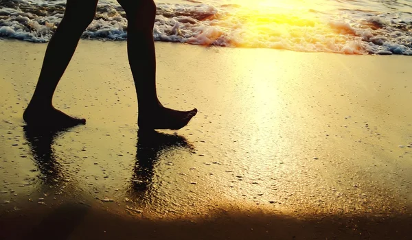 Les gens sur la plage profitent du lever du soleil — Photo