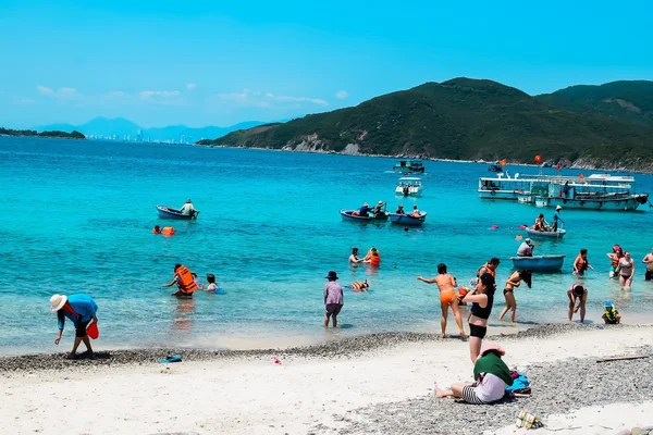 Ludzi na plaży w Nha Trang — Zdjęcie stockowe