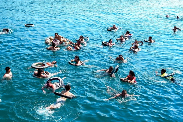Lidé na pláži v Nha Trang — Stock fotografie