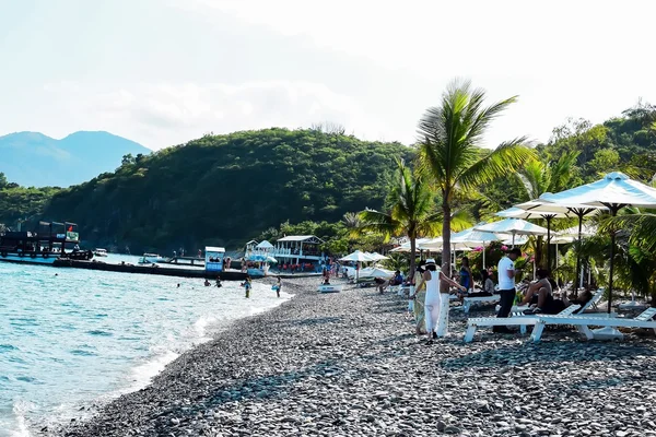 Ludzi na plaży w Nha Trang — Zdjęcie stockowe