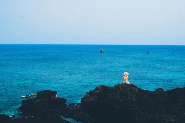 Femme relaxante sur Ly son île — Photo