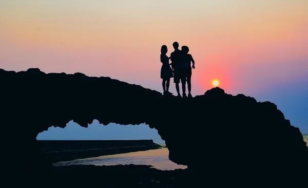 Silhouettes de personnes sur Beach rock — Photo