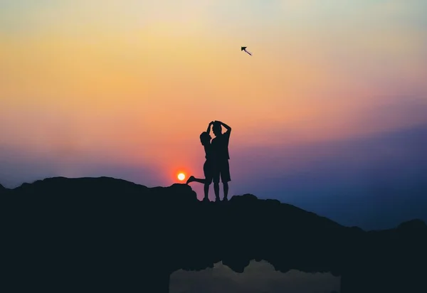 Silhouettes de personnes sur Beach rock — Photo