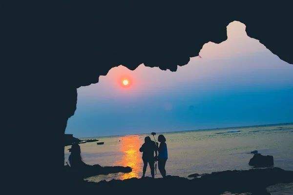 Silhouettes de personnes sur Beach rock — Photo