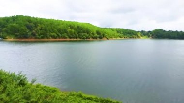 Bien Ho turizm alanı, büyük gölü olan eko-turizm, etrafındaki çam ormanı, yeşil manzara, temiz hava, Bienho göletinde kürek çeken insanlar, Gia Lai, Vietnam