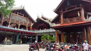 Tu Sac Khai Doan pagoda, Hue 'daki Ruong evi ile Ede' nin uzun evi Buon Ma Thuot, Daklak, Vietnam arasındaki mimari bir kombinasyondur.