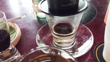 Damla, demleme, Vietnam Phin Filtresi 'nde bulunan kahvenin üzerine su dökme. Seçici Odaklanma. Buon Ma Thuot, Daklak, Vietnam