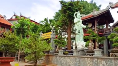 Tu Sac Khai Doan pagoda, Hue 'daki Ruong evi ile Ede' nin uzun evi Buon Ma Thuot, Daklak, Vietnam arasındaki mimari bir kombinasyondur.