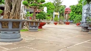 Tu Sac Khai Doan pagoda, Hue 'daki Ruong evi ile Ede' nin uzun evi Buon Ma Thuot, Daklak, Vietnam arasındaki mimari bir kombinasyondur.