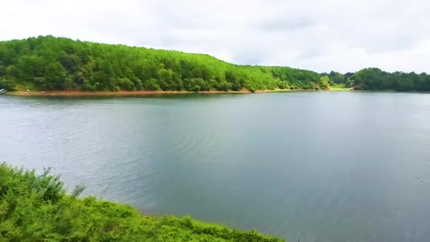 边河旅游区，大湖区生态旅游，松林环抱，绿地，新鲜空气，人划船比诺池塘，嘉丽，越南 — 图库视频影像