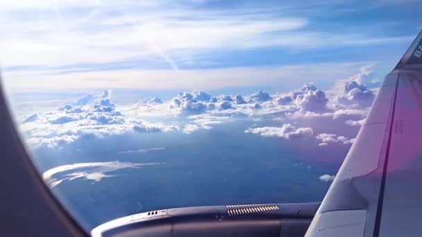 Nuvole e cielo visti attraverso la finestra di un aereo — Video Stock