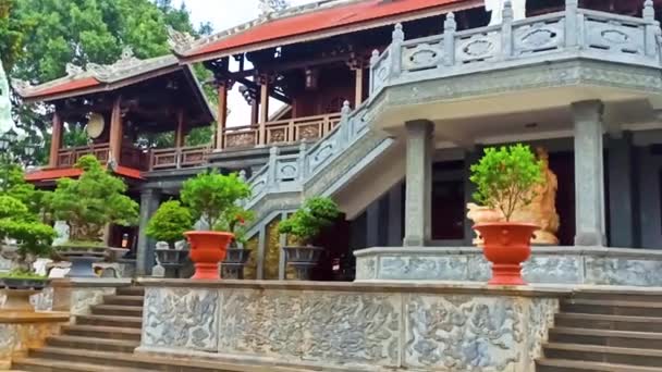 Tu Sac Khai Doan pagoda is an architectural combination between the Ruong house in Hue and the Ede���s long house Buon Ma Thuot, Daklak, Vietnam — стокове відео