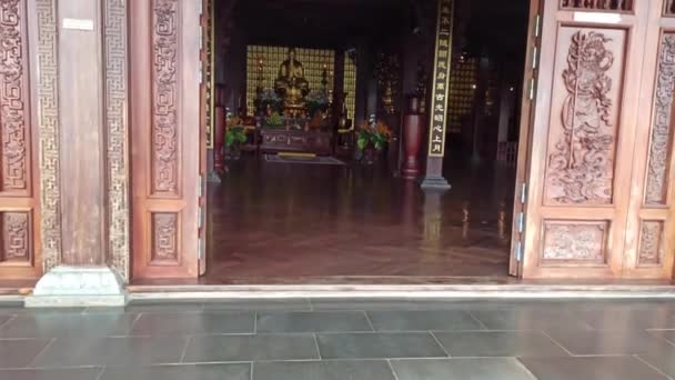 Tu Sac Khai Doan pagode is een architectonische combinatie tussen het Ruong huis in Hue en het lange huis Buon Ma Thuot, Daklak, Vietnam — Stockvideo