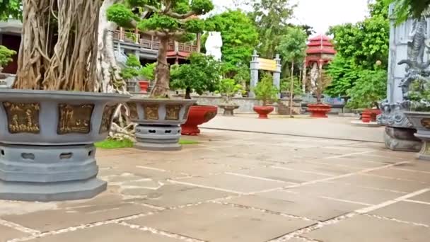 Tu Sac Khai Doan pagoda é uma combinação arquitetônica entre a casa de Ruong em Hue e a casa longa de Ede chalès Buon Ma Thuot, Daklak, Vietnã — Vídeo de Stock