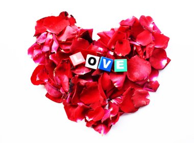 güzel kalp kırmızı gül yaprakları