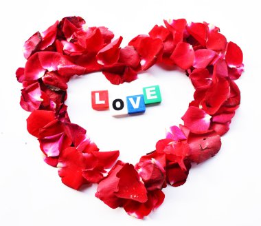 güzel kalp kırmızı gül yaprakları