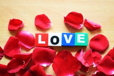 Kırmızı gül ve Sevgililer günü kalpleri