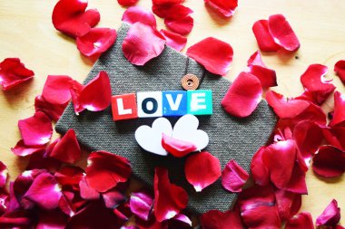 Kahverengi ve kırmızı sert kapak kitap gül