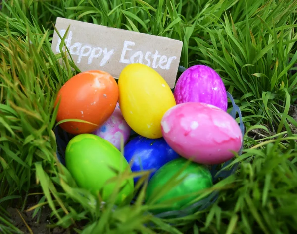 Osterei im frischen Frühlingsgras — Stockfoto