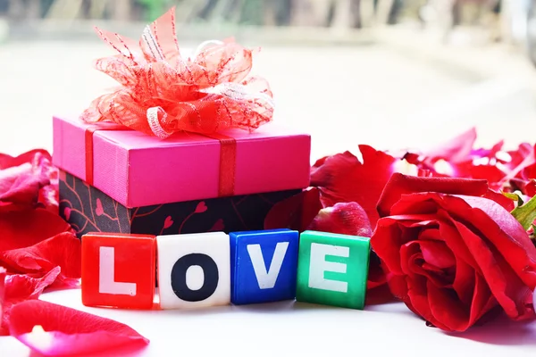 Valentinstag Geschenk in silberner Schachtel — Stockfoto