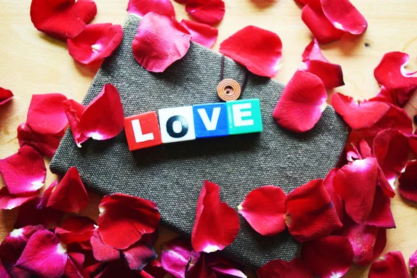 Kahverengi ve kırmızı sert kapak kitap gül