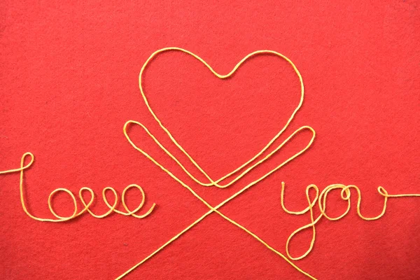 Serce wykonane z drutu i znak miłości — Zdjęcie stockowe