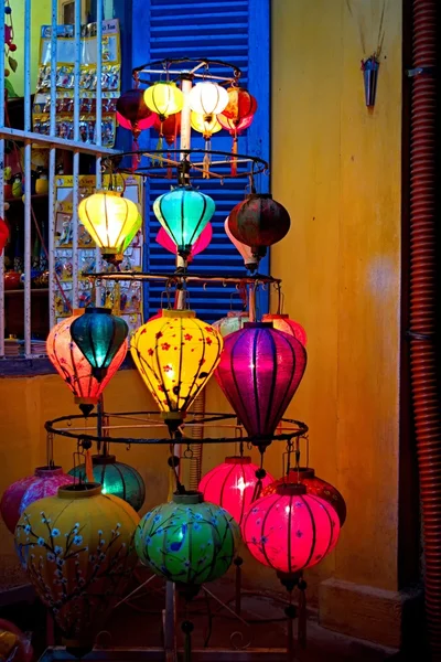 Lanterne artigianali nella città antica — Foto Stock