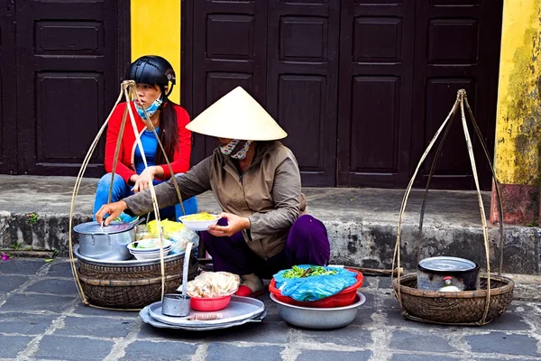 Locale vietnamita donne venditore ambulante a Hoi An — Foto Stock