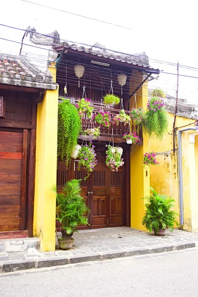 Casa velha típica com parede amarela — Fotografia de Stock