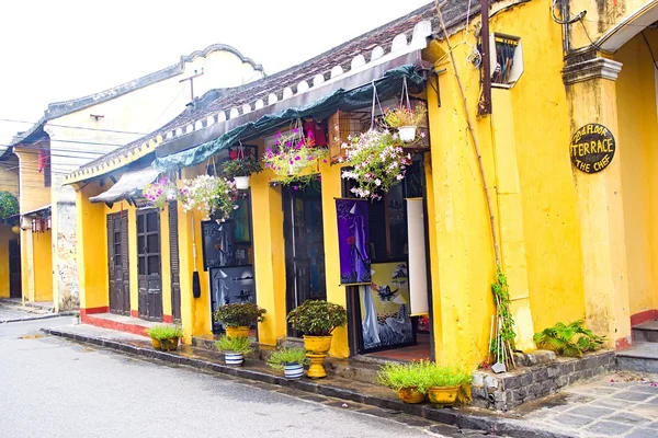 Typische oud huis met gele muur — Stockfoto