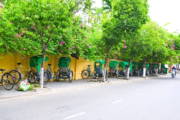 Vieille maison typique avec mur jaune — Photo