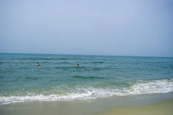 Plage tropicale avec ciel parfait — Photo