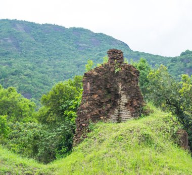 Benim oğlum Cham kulenin yan yapısı