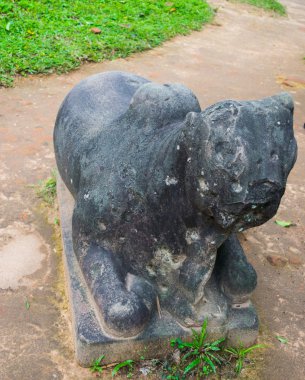 Yıkık hindu tanrısı heykeli