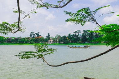 Yarış komitesi botu nehrin