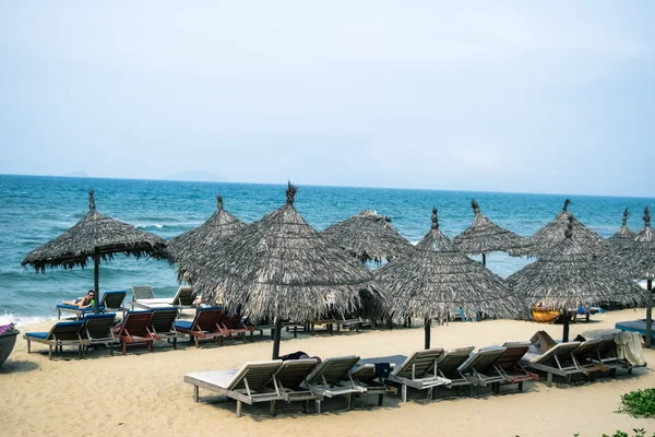 Sombrilla de playa de techo palapa sol en cabo verde — Foto de stock