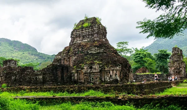 Side structure of My Son Cham towers — Stock Photo, Image