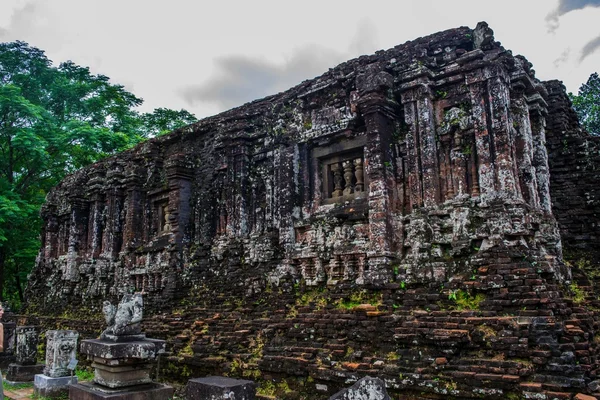 Templo en ruinas de la antigua Champa — Foto de Stock