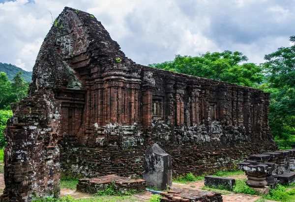 Side structure of My Son Cham tower — Stock Photo, Image