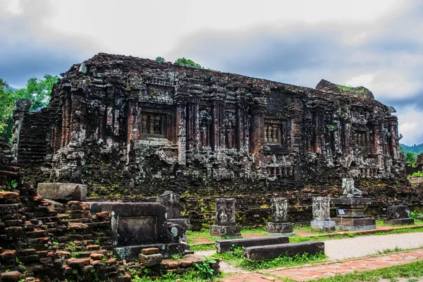 Ruined temple of ancient Champa — Stock Photo, Image