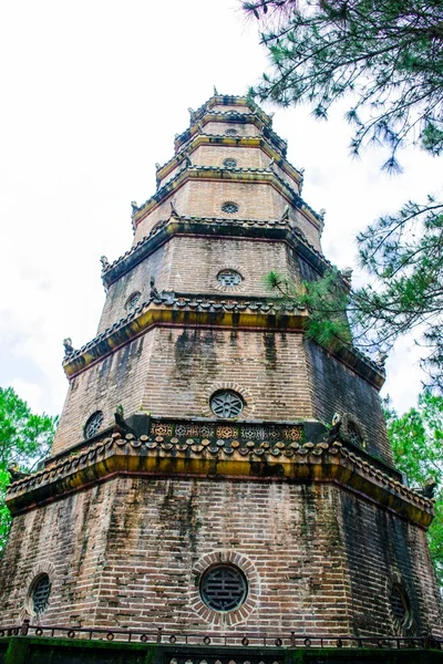 Thien Mu pagoda with Perfume River — Stock Photo, Image