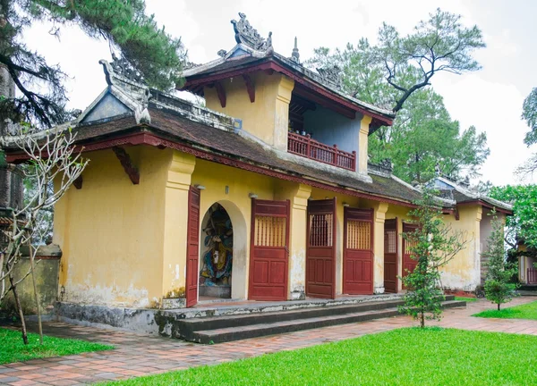 Thien mu pagoda parfüm Nehri ile — Stok fotoğraf