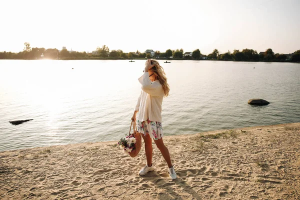 Femme sur une promenade sur la plage — Photo