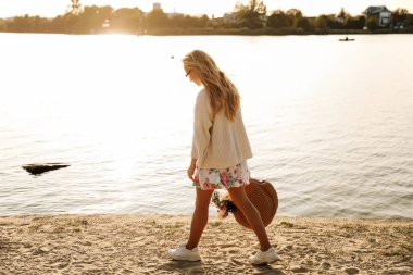 Sahilde yürüyen bir kadın 