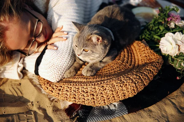 Nő egy cica skót egyenes a strandon — Stock Fotó
