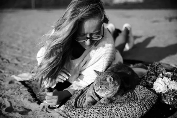 Donna con un gattino scozzese dritto sulla spiaggia — Foto Stock
