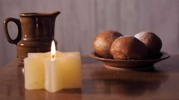Tradycyjne jedzenie na pączki Chanuka — Wideo stockowe
